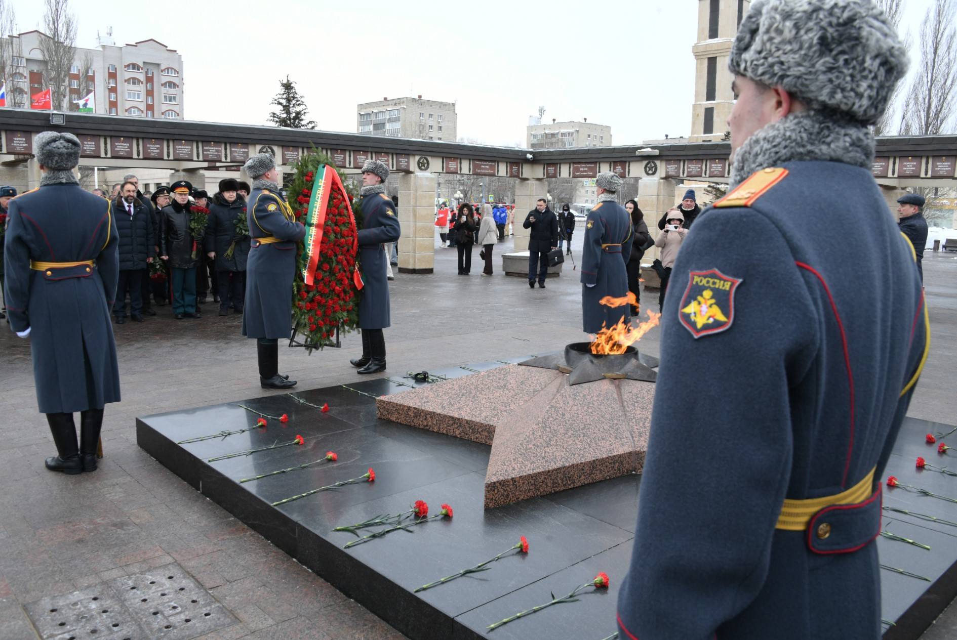 Песошин возложил цветы к Вечному огню в парке Победы