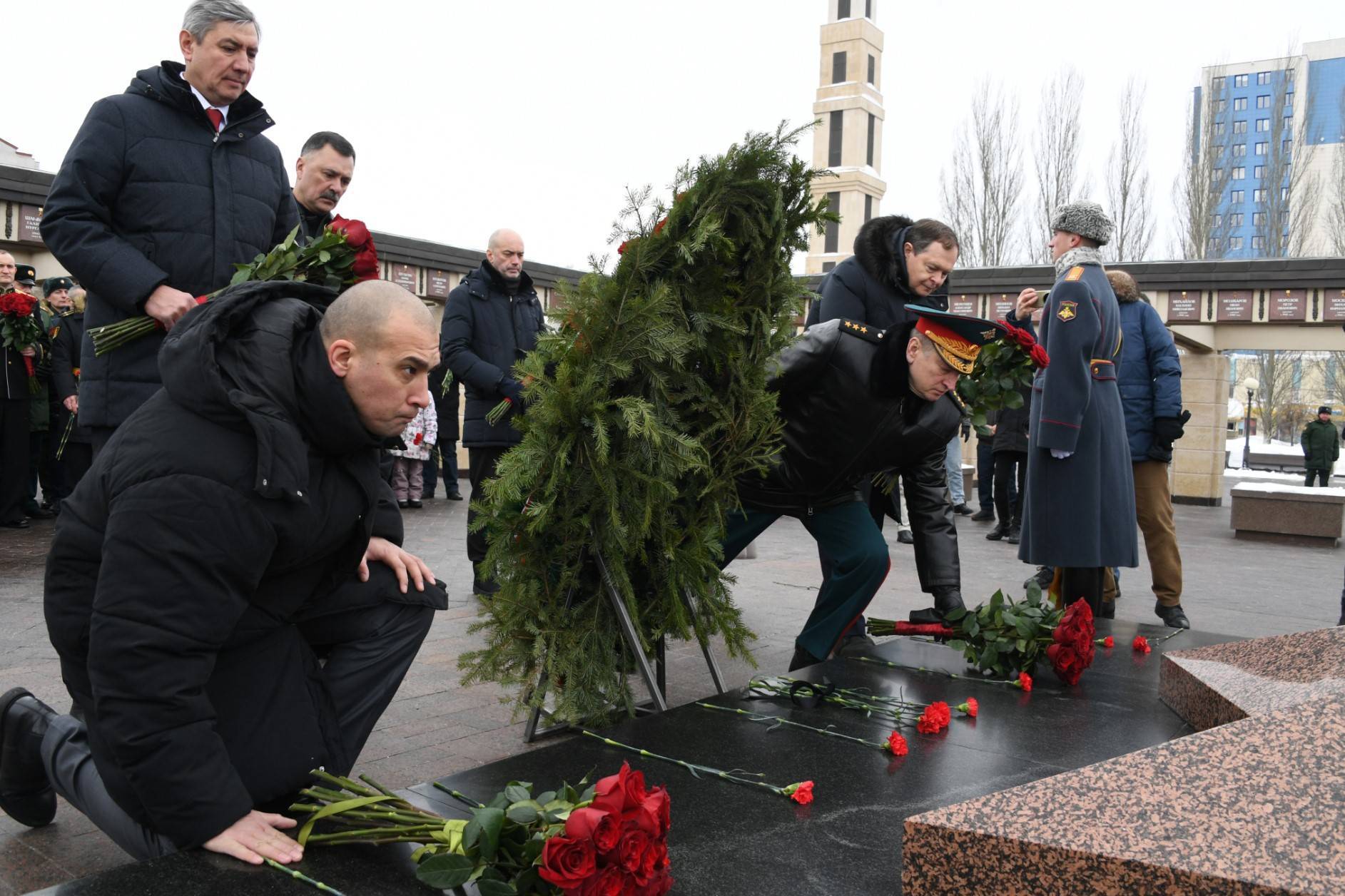 Песошин возложил цветы к Вечному огню в парке Победы