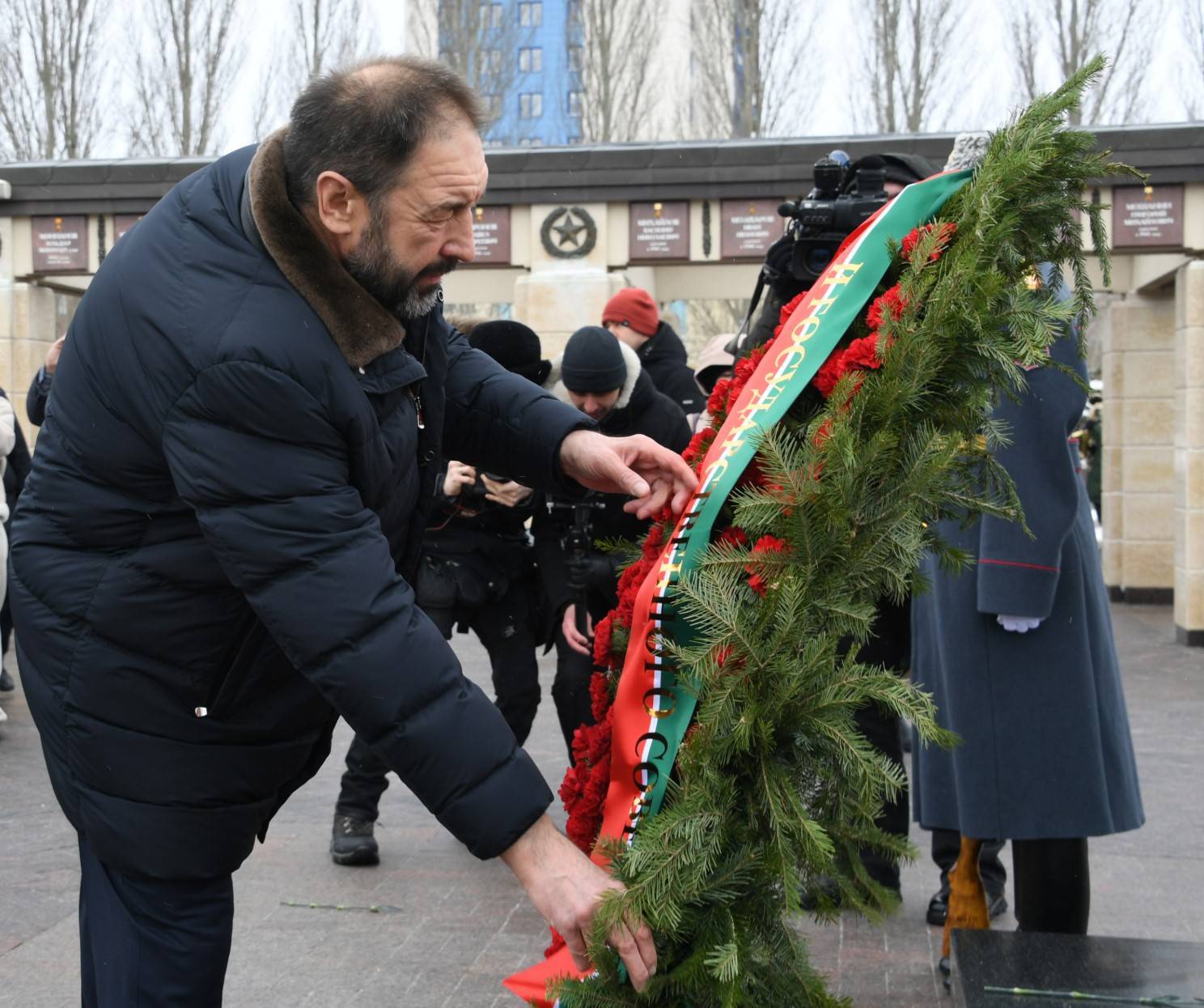 Песошин возложил цветы к Вечному огню в парке Победы