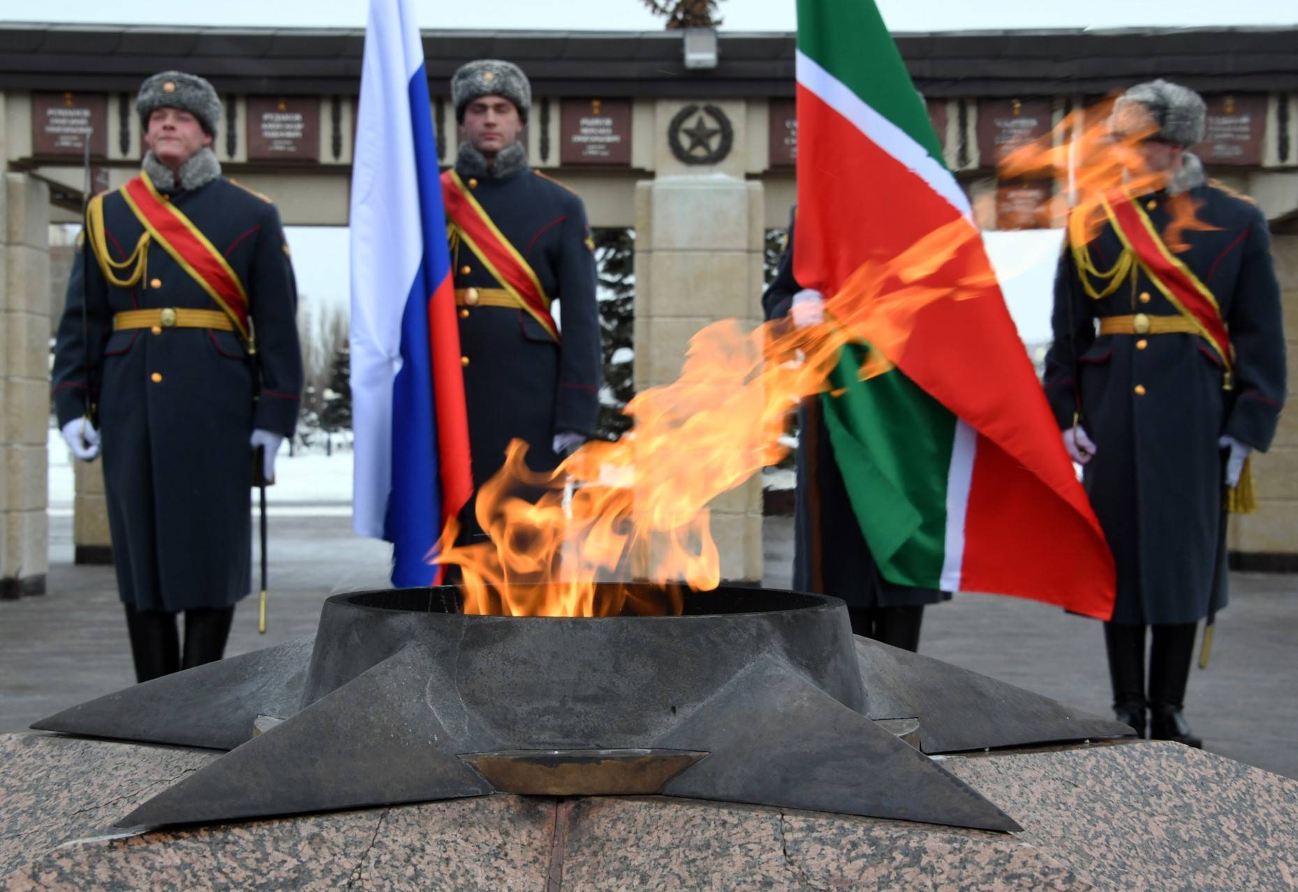 Песошин возложил цветы к Вечному огню в парке Победы