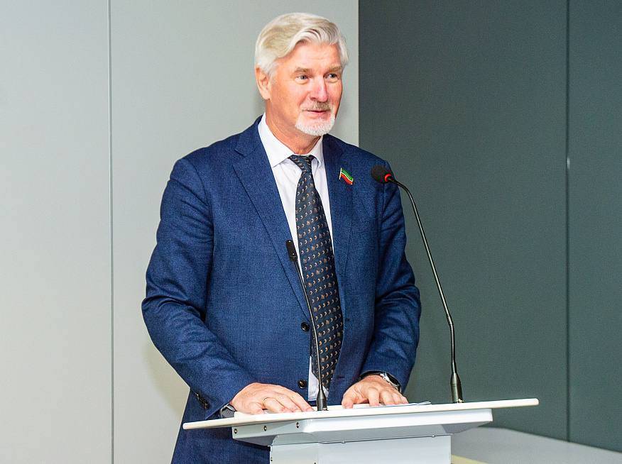 В гимназии Нижнекамска прошел парламентский урок с депутатом Госсовета РТ