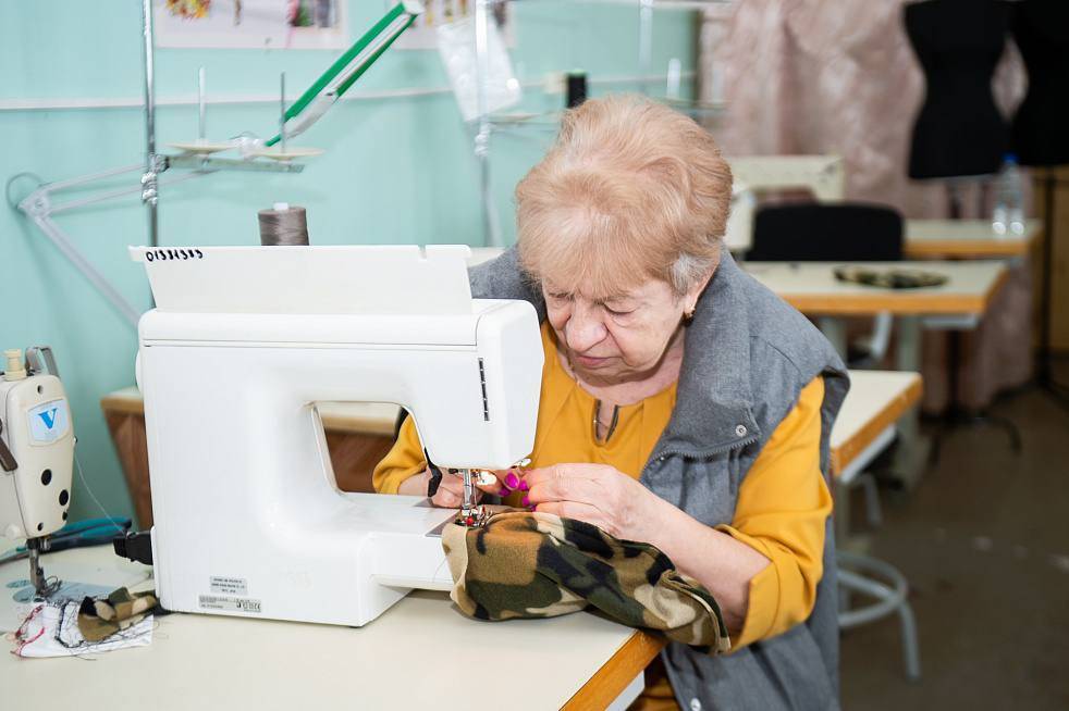 Студенты колледжа в Нижнекамске подготовили снуды, чай и свечи для отправки бойцам СВО