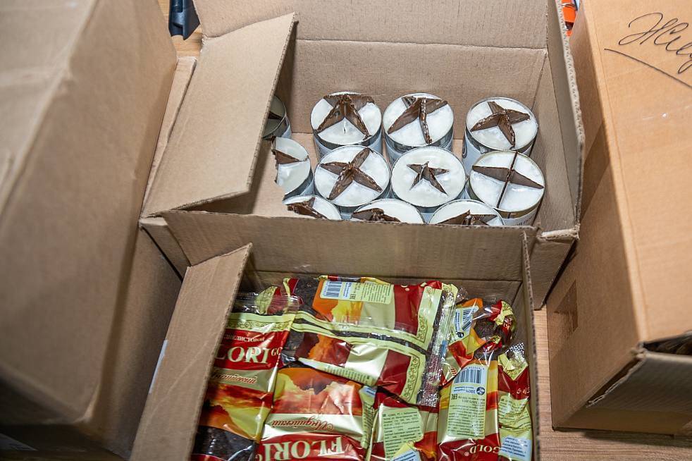 Студенты колледжа в Нижнекамске подготовили снуды, чай и свечи для отправки бойцам СВО