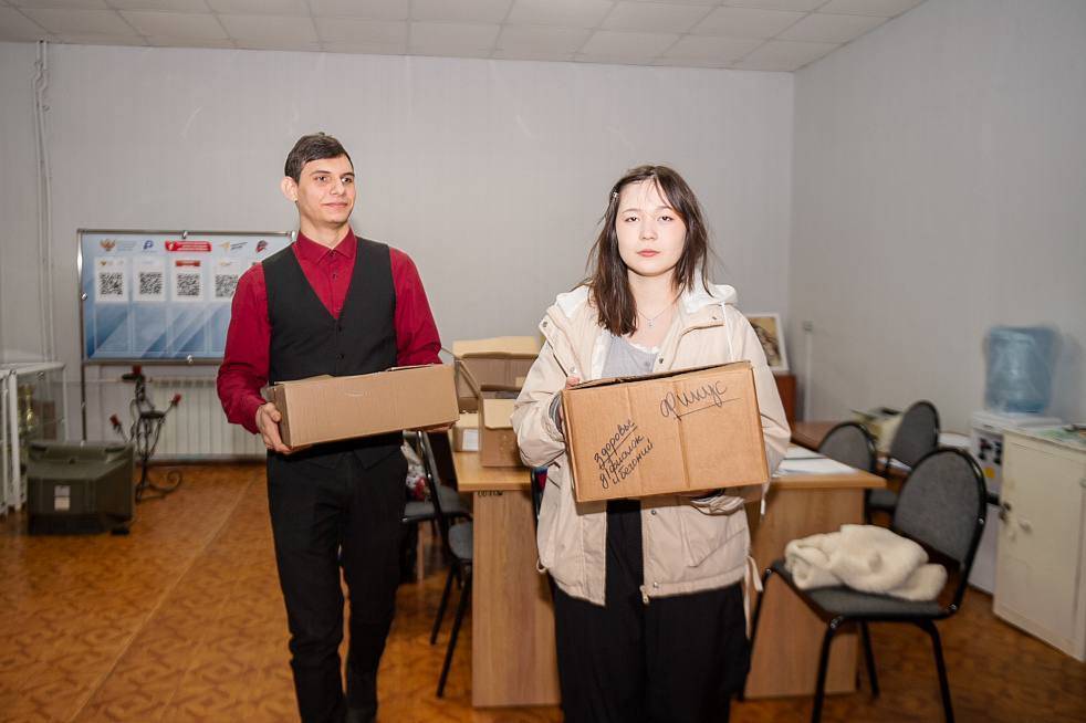 Студенты колледжа в Нижнекамске подготовили снуды, чай и свечи для отправки бойцам СВО