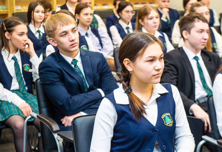В гимназии Нижнекамска прошел парламентский урок с депутатом Госсовета РТ