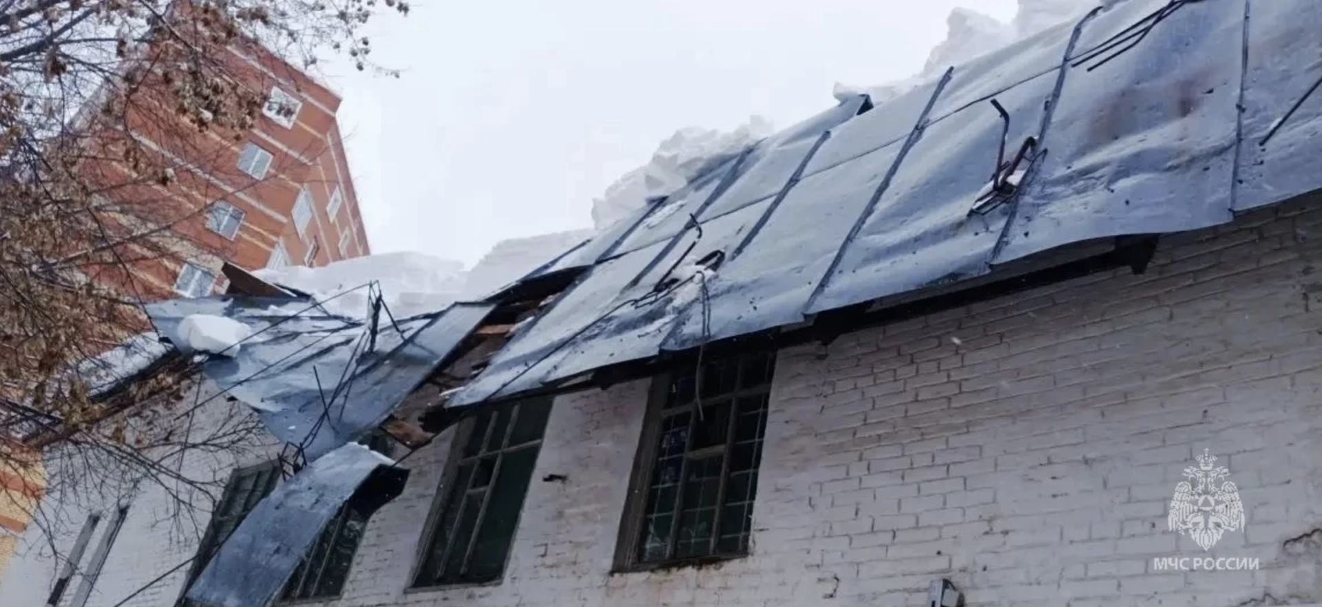 МЧС завершило поиск пострадавших при обрушении крыши здания на ул.Товарищеской
