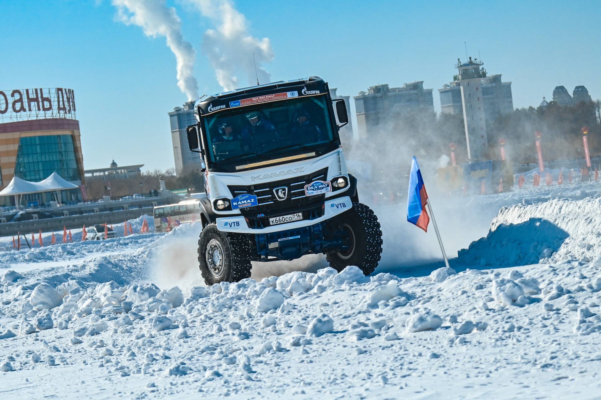 Минниханов устроил заезд на грузовике «КАМАЗ-мастера» на льду Амура в Благовещенске – видео