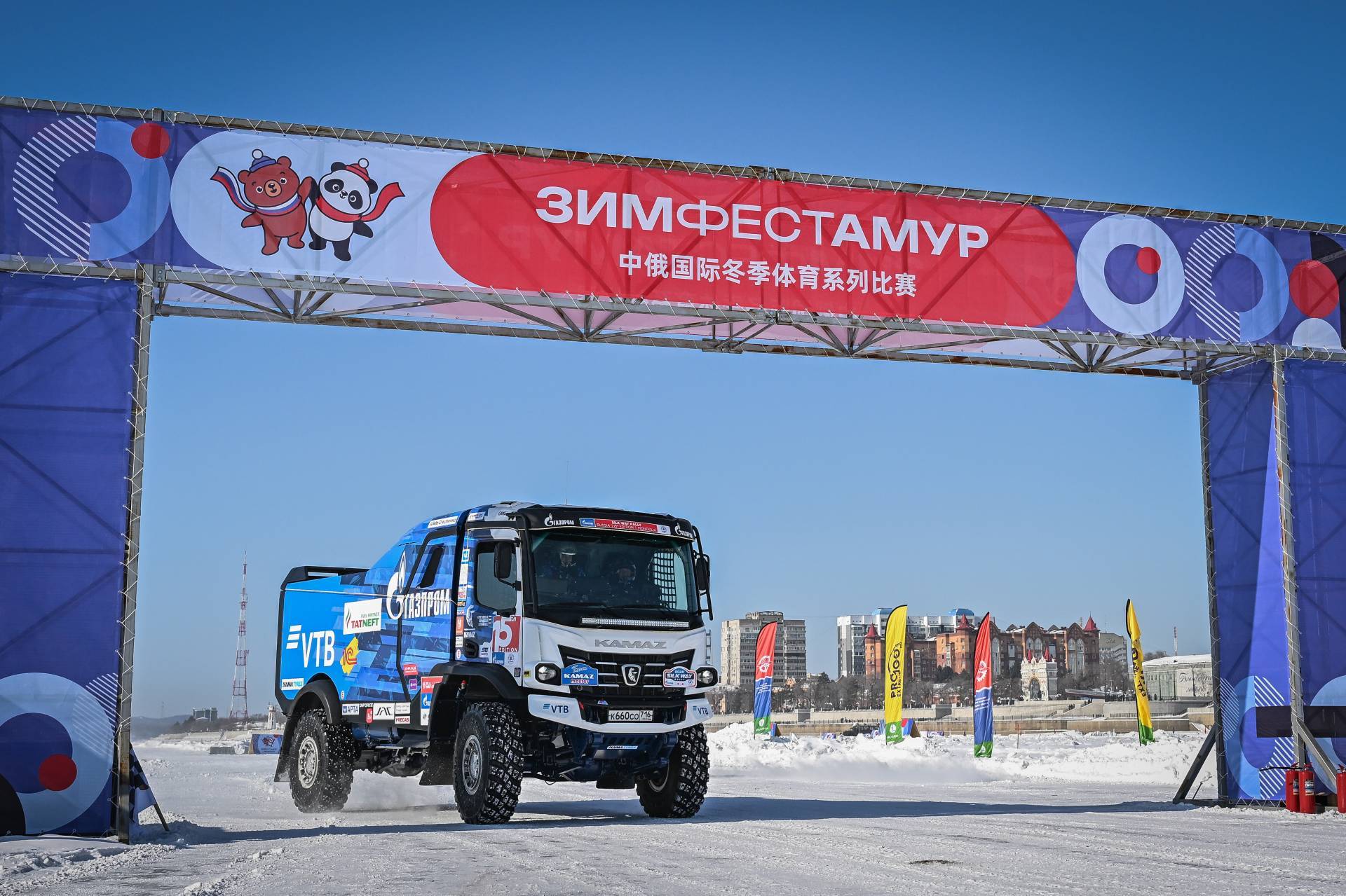 Минниханов устроил заезд на грузовике «КАМАЗ-мастера» на льду Амура в Благовещенске – видео