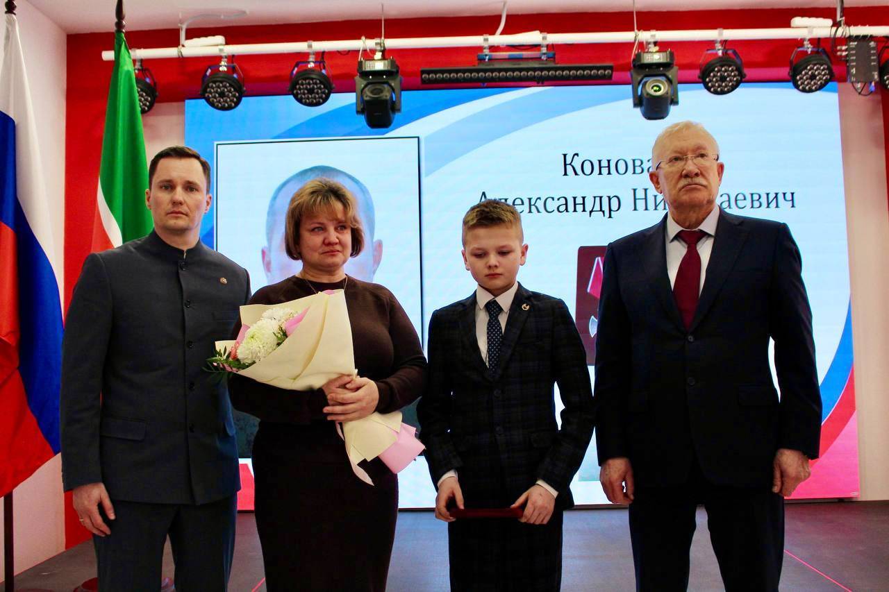 Ушел на СВО вслед за сыном: в Новошешминском районе открыли мемориальные доски двум бойцам