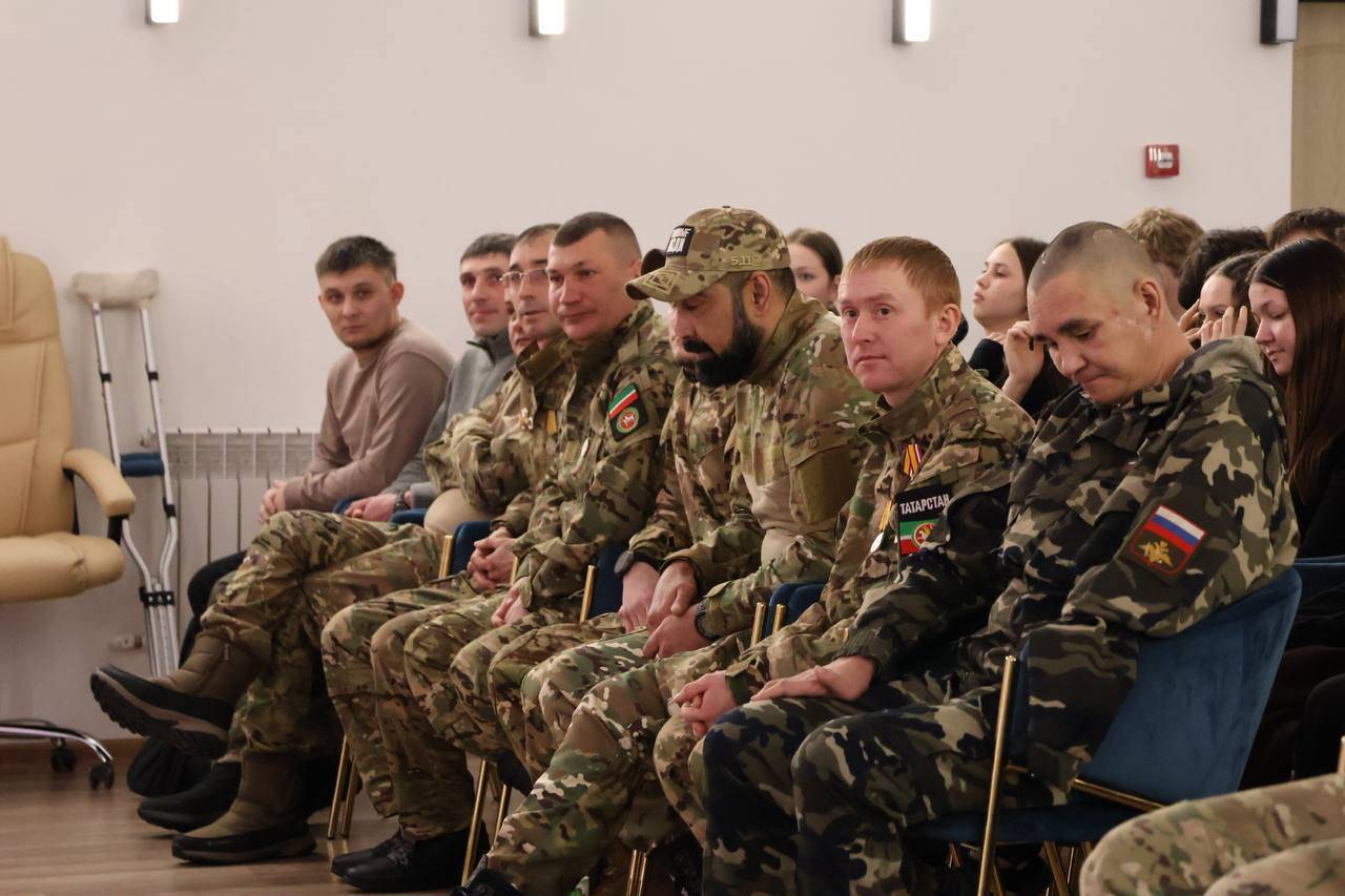 Герой России Баксиков встретился с молодежью и бойцами СВО в Актанышском районе