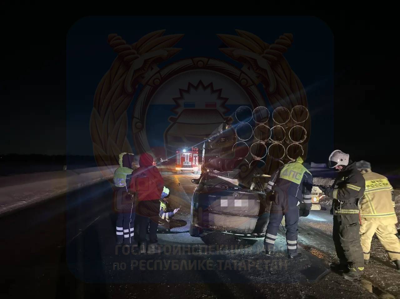 В Елабужском районе водитель иномарки врезался в грузовик с трубами и погиб