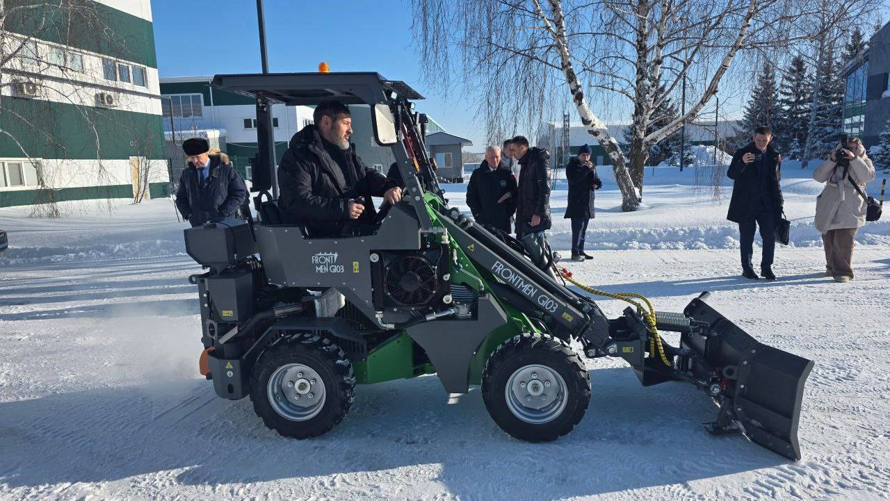Глава Минпромторга РТ протестировал мини-погрузчик в Бугульме, почистив дорогу от снега