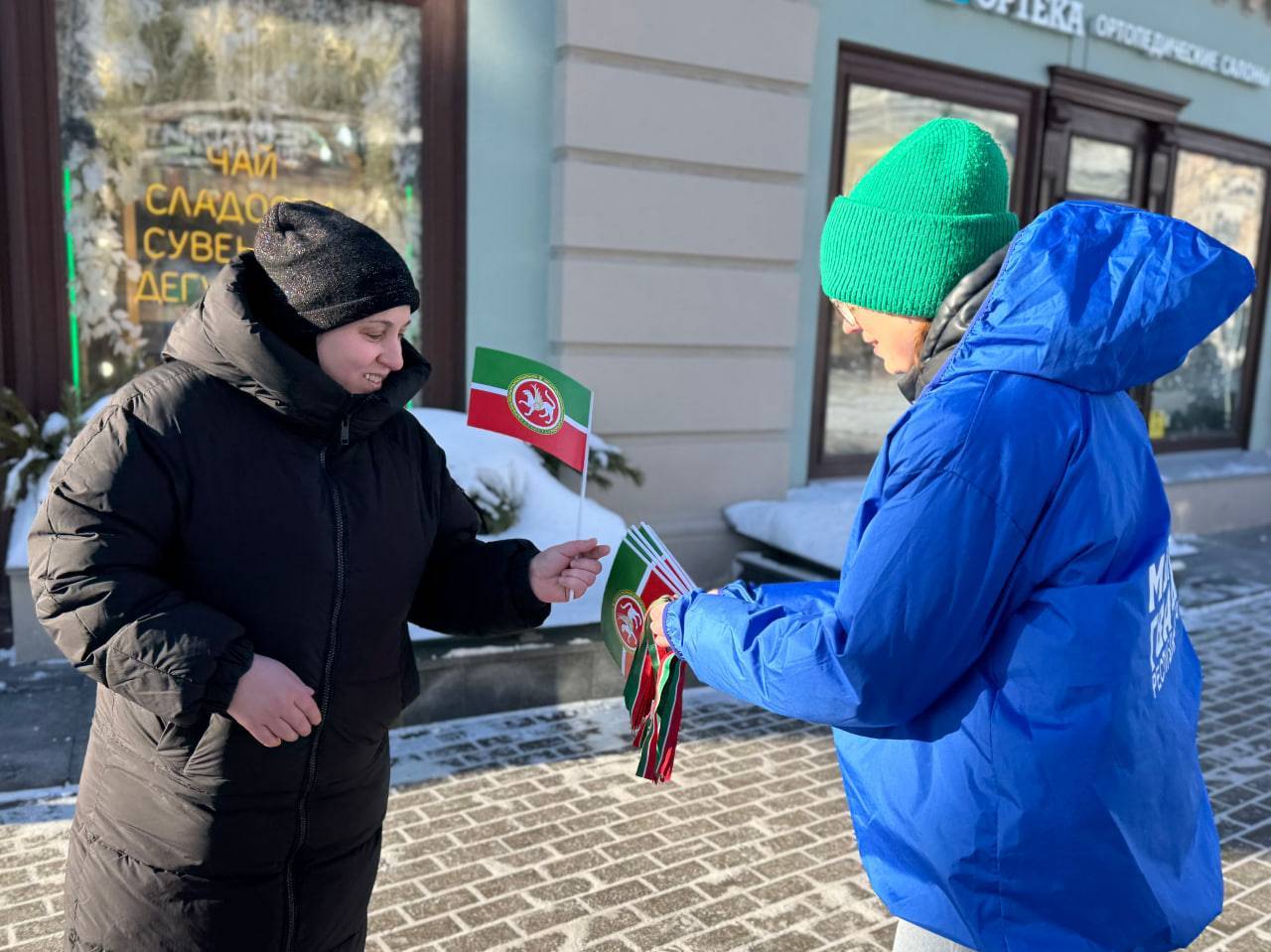 Молодогвардейцы раздали в Казани 5 тысяч флажков с гербом Татарстана