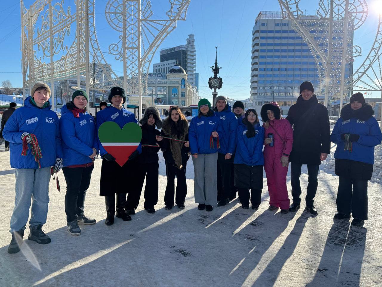 Молодогвардейцы раздали в Казани 5 тысяч флажков с гербом Татарстана