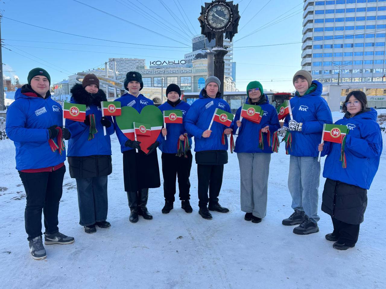 Молодогвардейцы раздали в Казани 5 тысяч флажков с гербом Татарстана