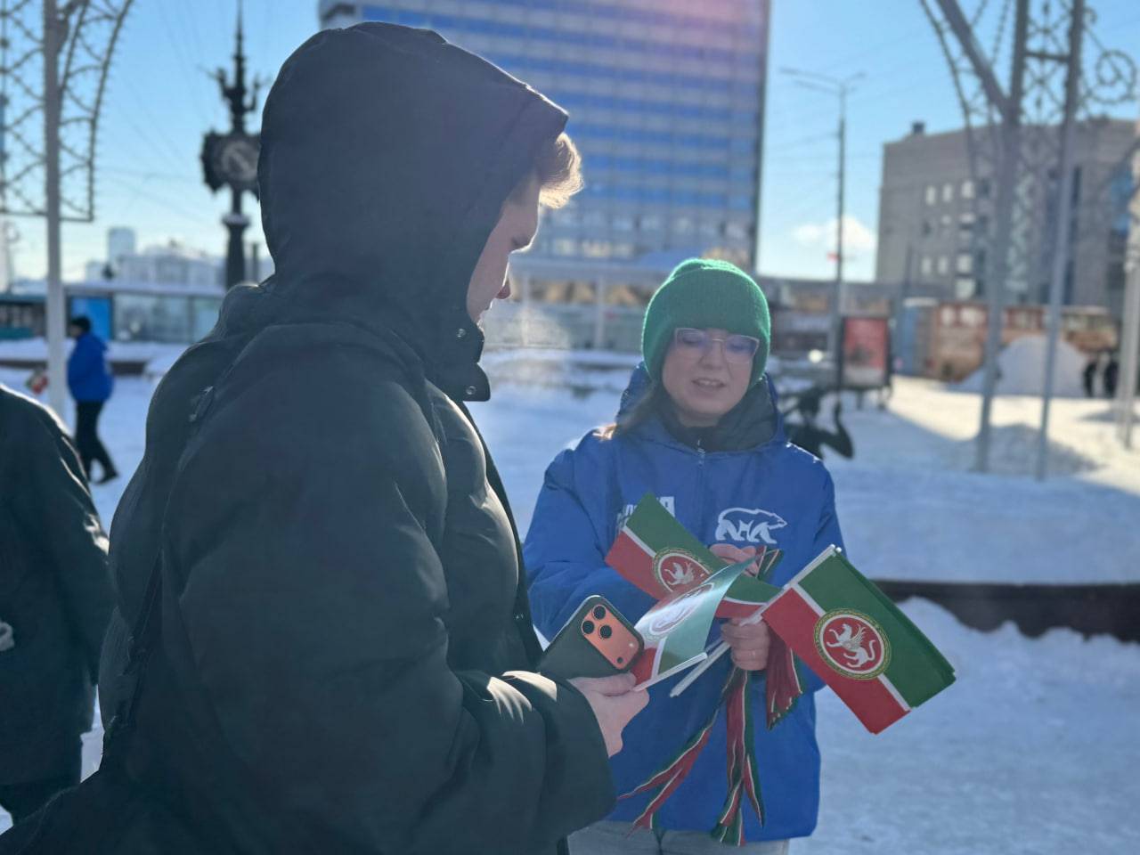 Молодогвардейцы раздали в Казани 5 тысяч флажков с гербом Татарстана