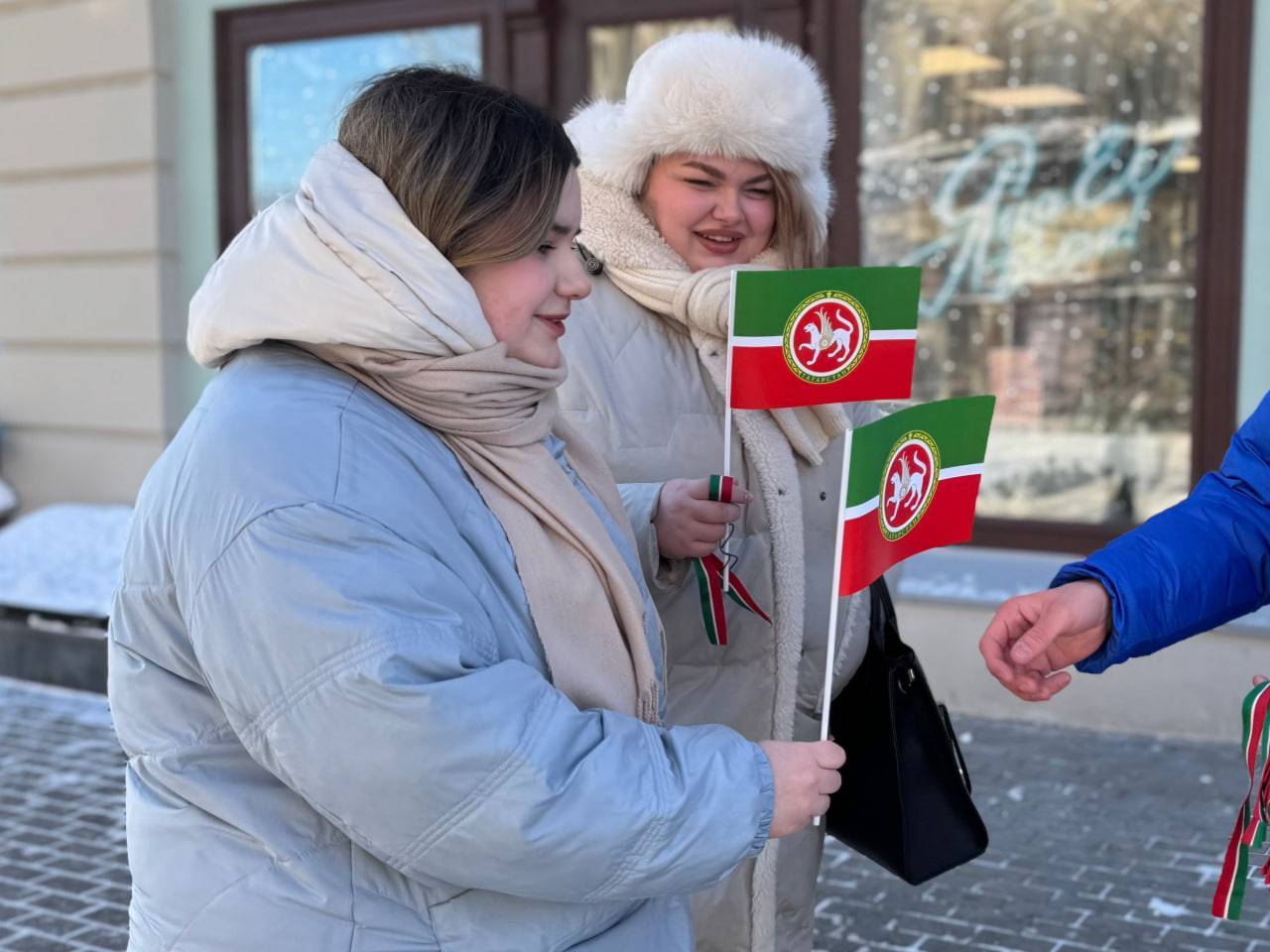 Молодогвардейцы раздали в Казани 5 тысяч флажков с гербом Татарстана