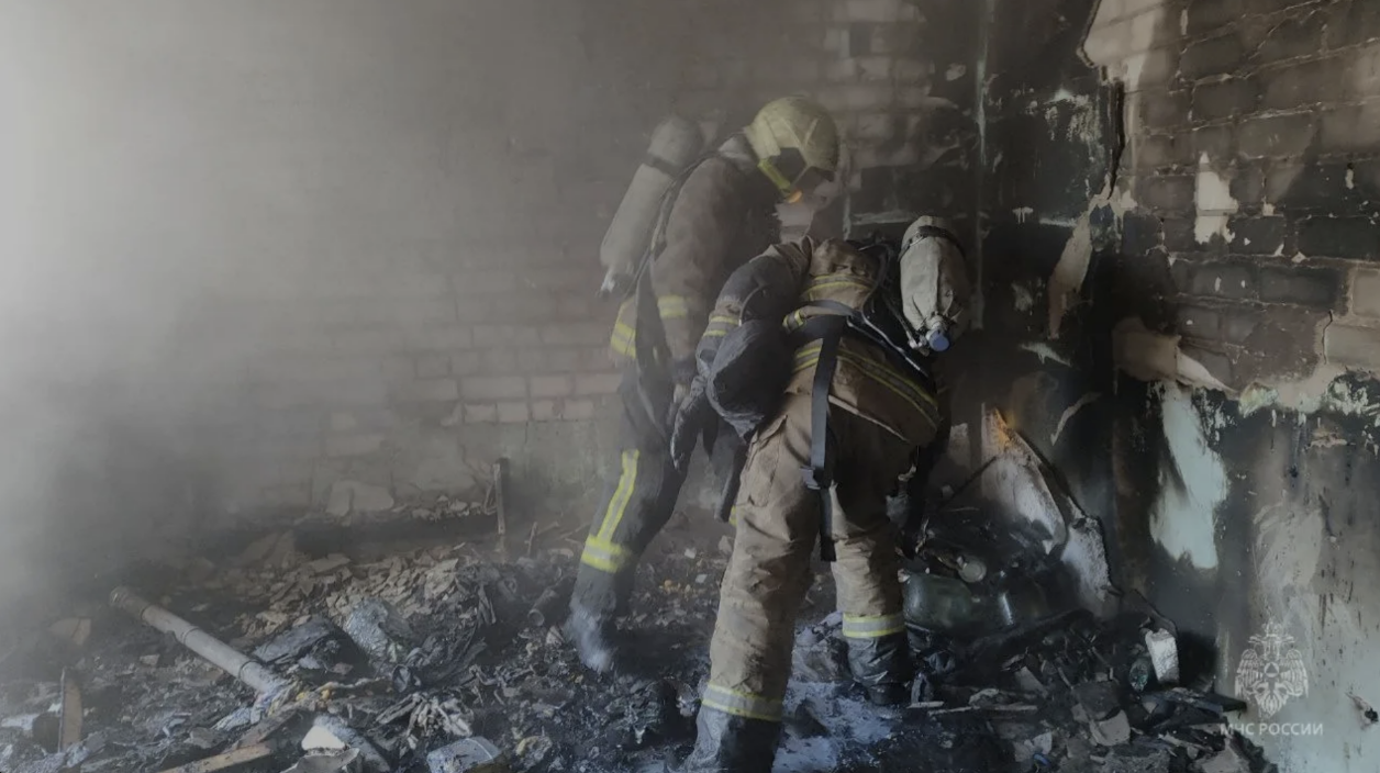 Взрослых и трехлетнего ребенка спасли из пожара в Зеленодольске