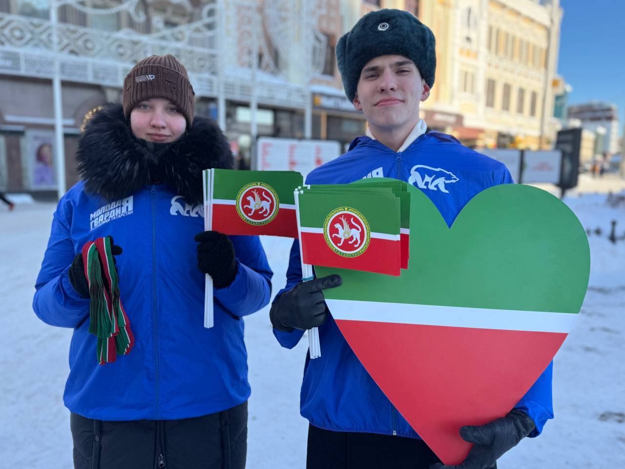 Молодогвардейцы раздали в Казани 5 тысяч флажков с гербом Татарстана