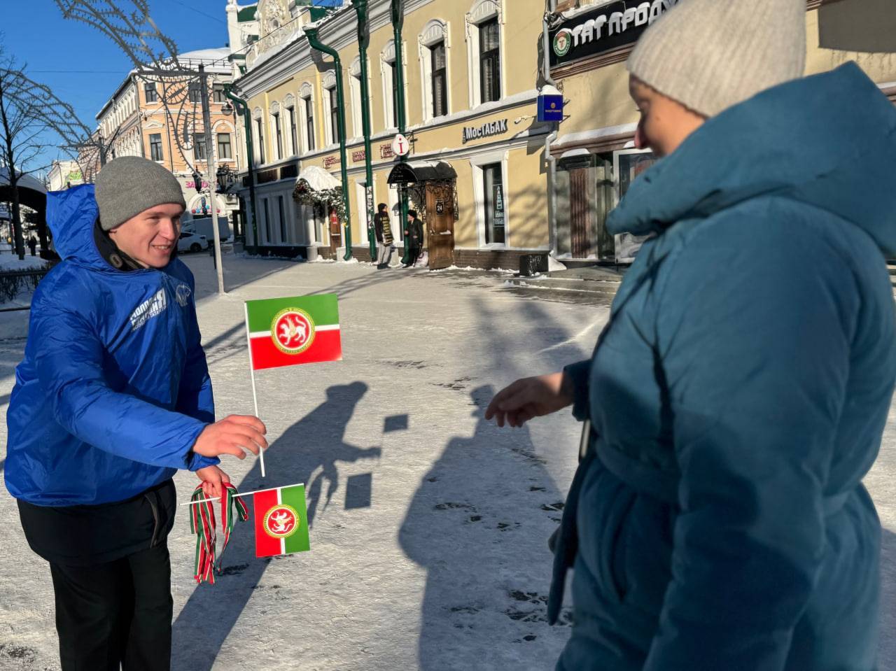 Молодогвардейцы раздали в Казани 5 тысяч флажков с гербом Татарстана