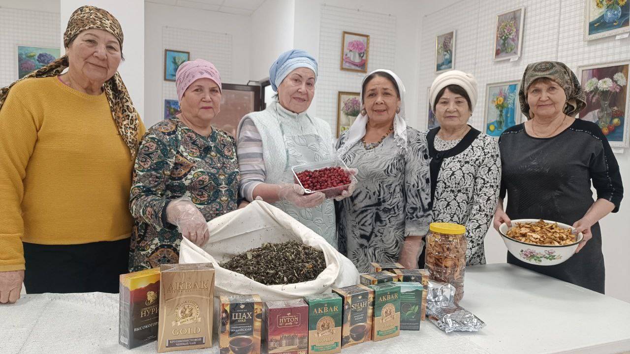 Активисты из Бугульмы отправили посылку с травяным чаем для бойцов к 23 Февраля