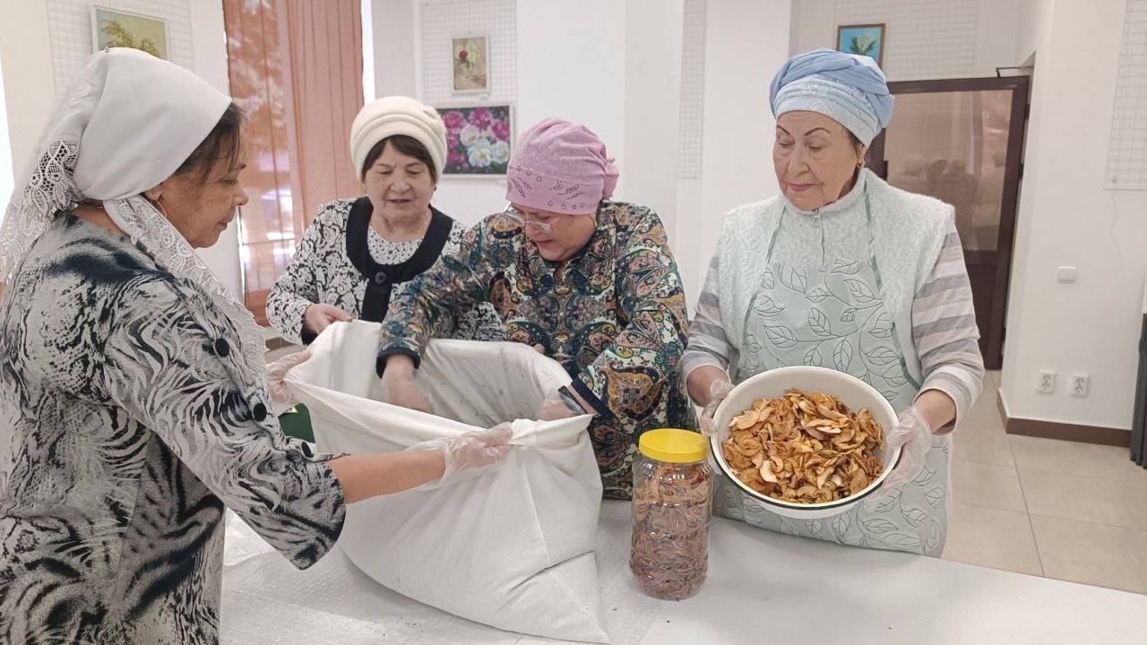 Активисты из Бугульмы отправили посылку с травяным чаем для бойцов к 23 Февраля