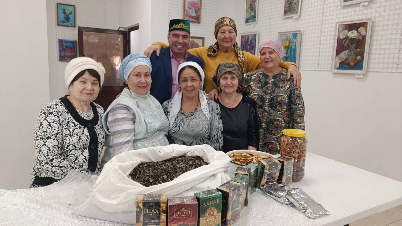 Активисты из Бугульмы отправили посылку с травяным чаем для бойцов к 23 Февраля