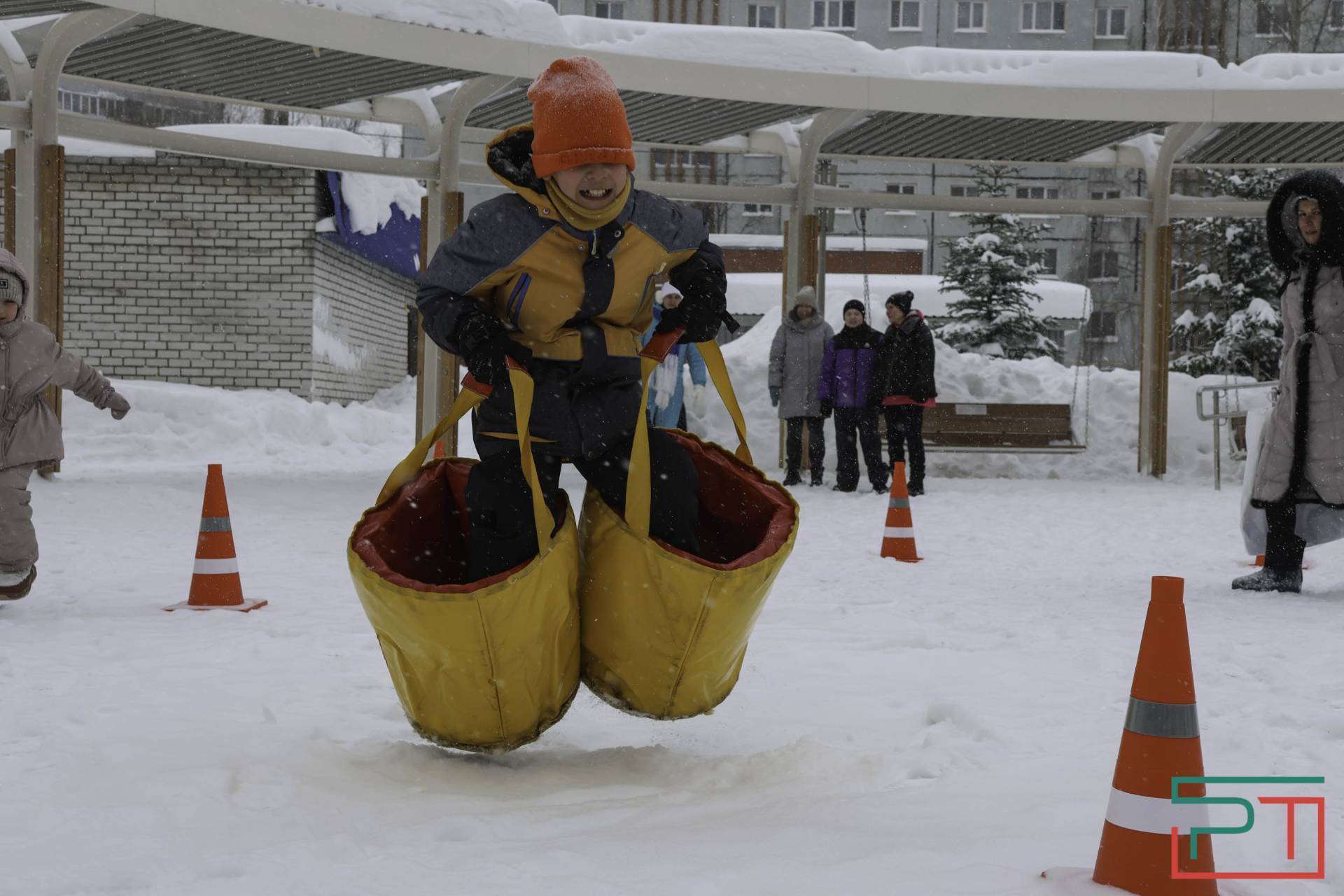 Футбол в валенках и снежкометание: в Казани прошел семейный квест на жестовом языке
