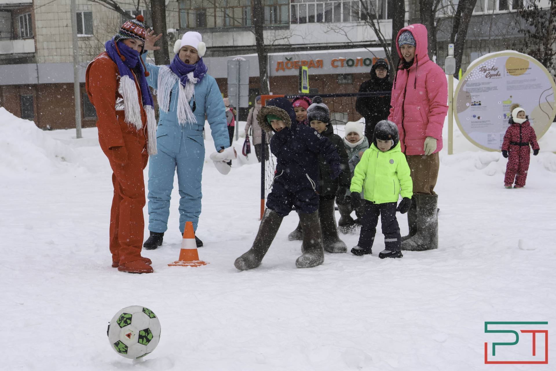 Футбол в валенках и снежкометание: в Казани прошел семейный квест на жестовом языке