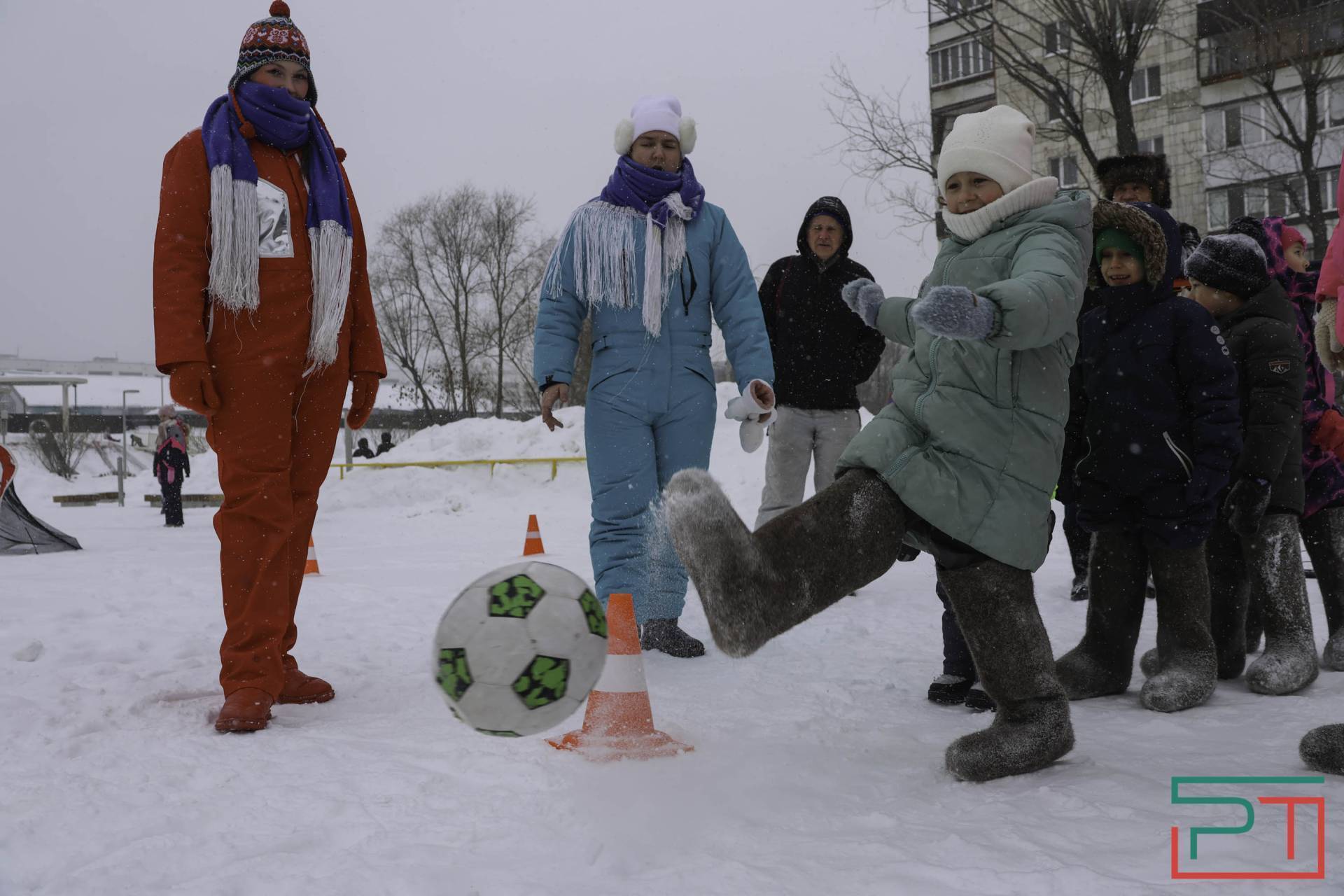 Футбол в валенках и снежкометание: в Казани прошел семейный квест на жестовом языке