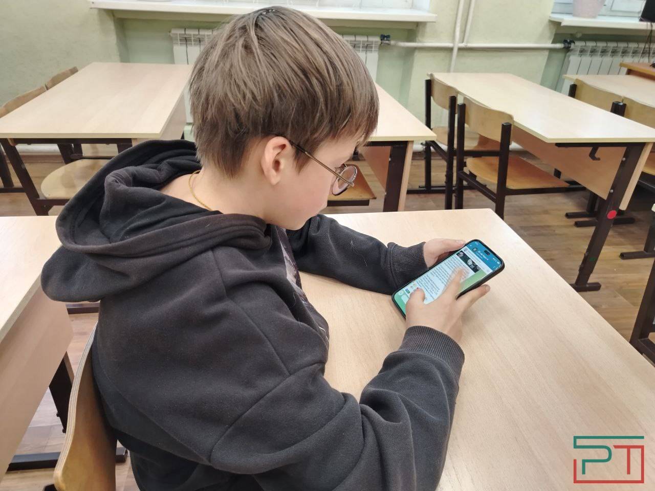 «Сама у сына телефон проверяю, когда он спит»: в Татарстане будут следить за школьниками в соцсетях