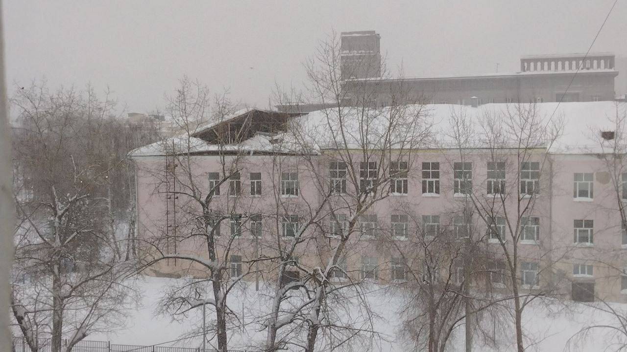 Дети на дистанте, чиновники на чердаке: крышу казанской гимназии очистили после обрушения