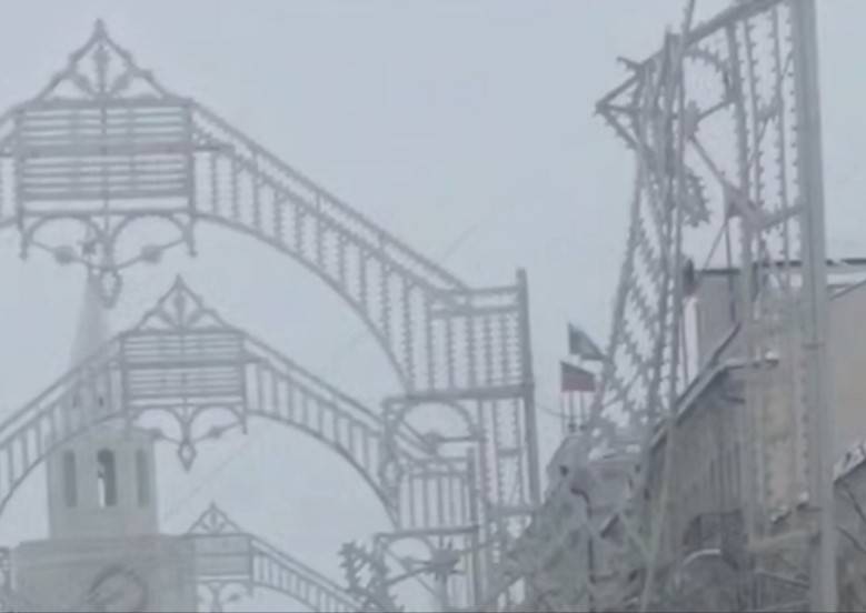 В Казани на Кремлевской рухнула новогодняя арка из-за схода снега