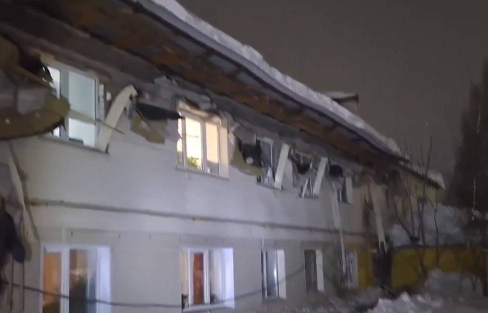 Под тяжестью снега рухнула крыша дома в Зеленодольском районе - 30 человек эвакуировано