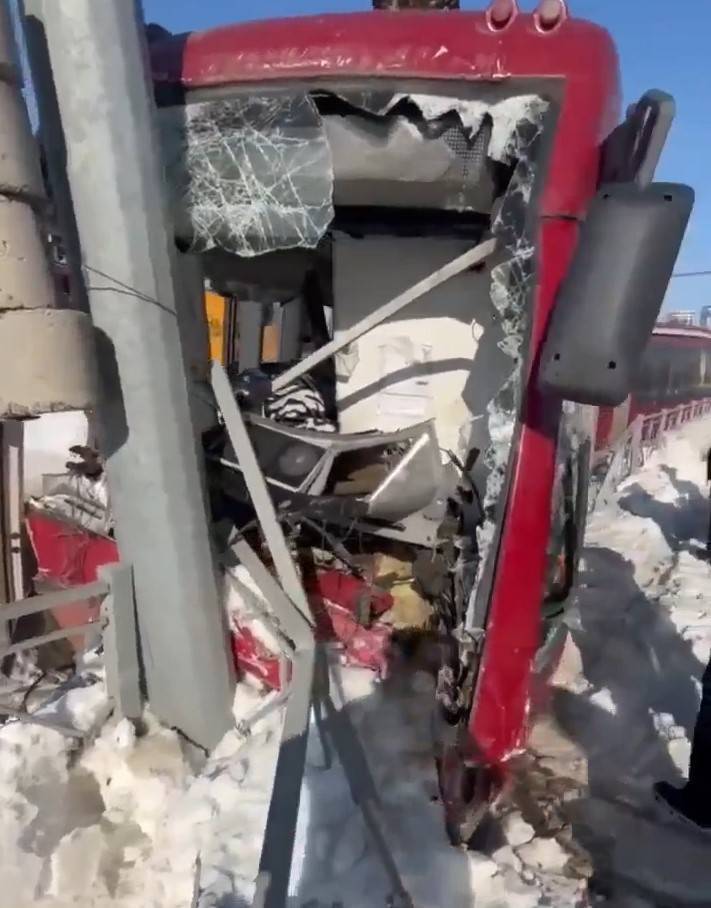 В Казани трамвай протаранил другой трамвай и врезался в столб – видео