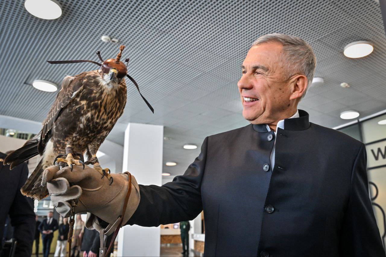 Минниханов опубликовал свое фото с соколом-балобаном