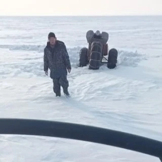 Татарстанские спасатели помогли рыбаку, у которого на льду застрял самодельный трицикл