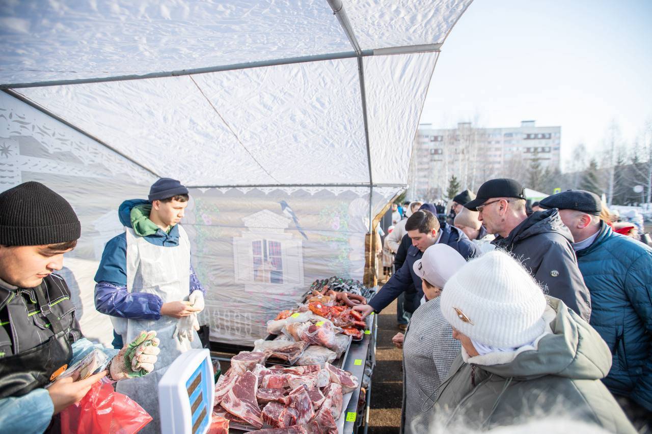 Мэр Нижнекамска купил для семьи фермерские продукты на первой сельхозярмарке весны