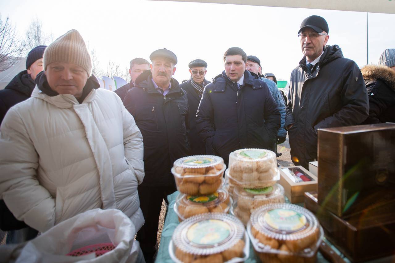 Мэр Нижнекамска купил для семьи фермерские продукты на первой сельхозярмарке весны