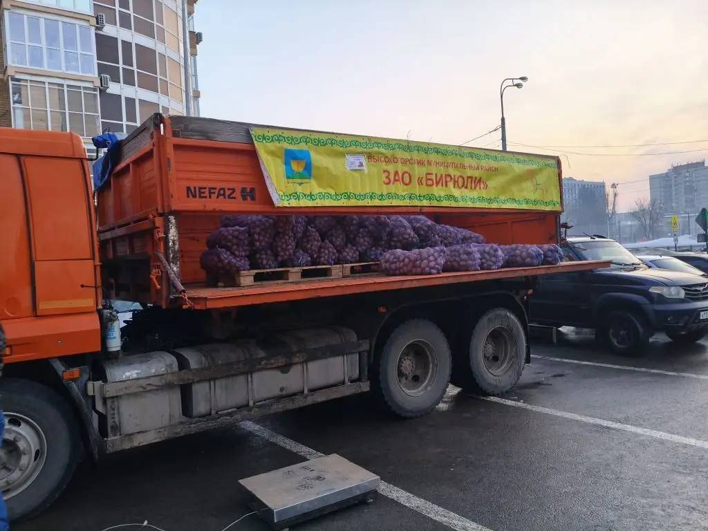 Высокогорские фермеры привезли мед, картофель и молоко на ярмарку в Казань