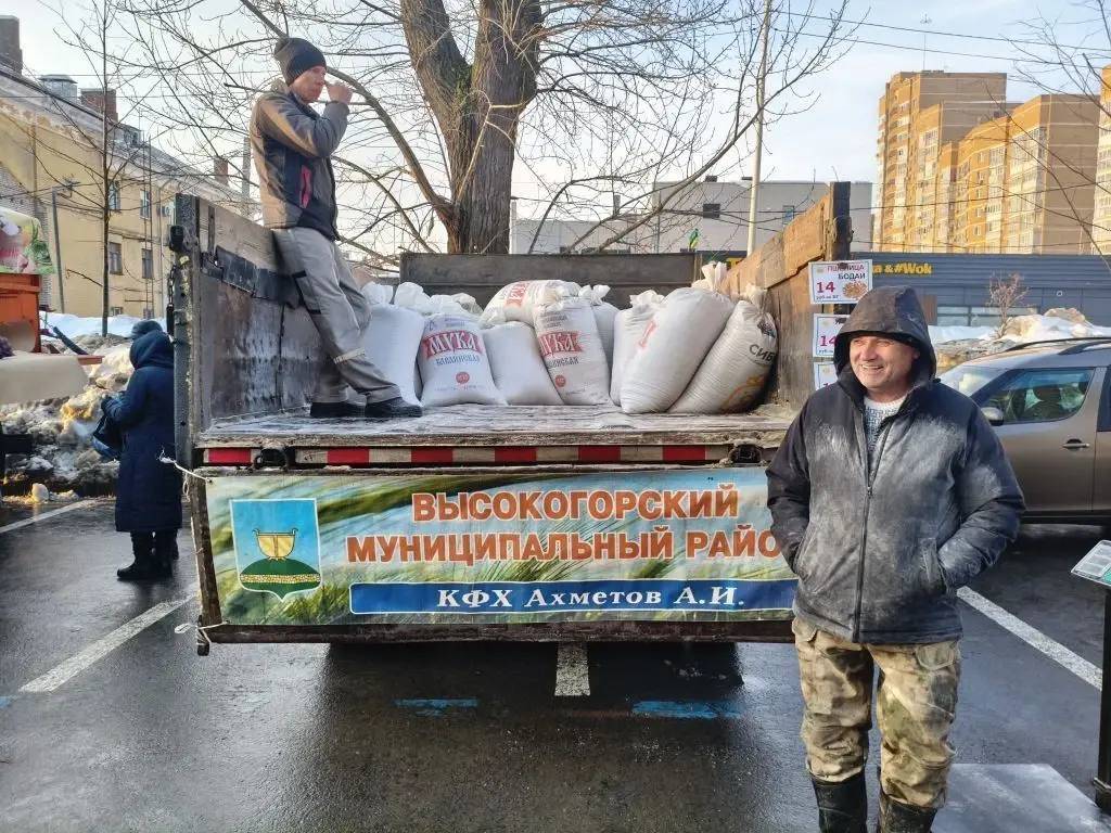 Высокогорские фермеры привезли мед, картофель и молоко на ярмарку в Казань