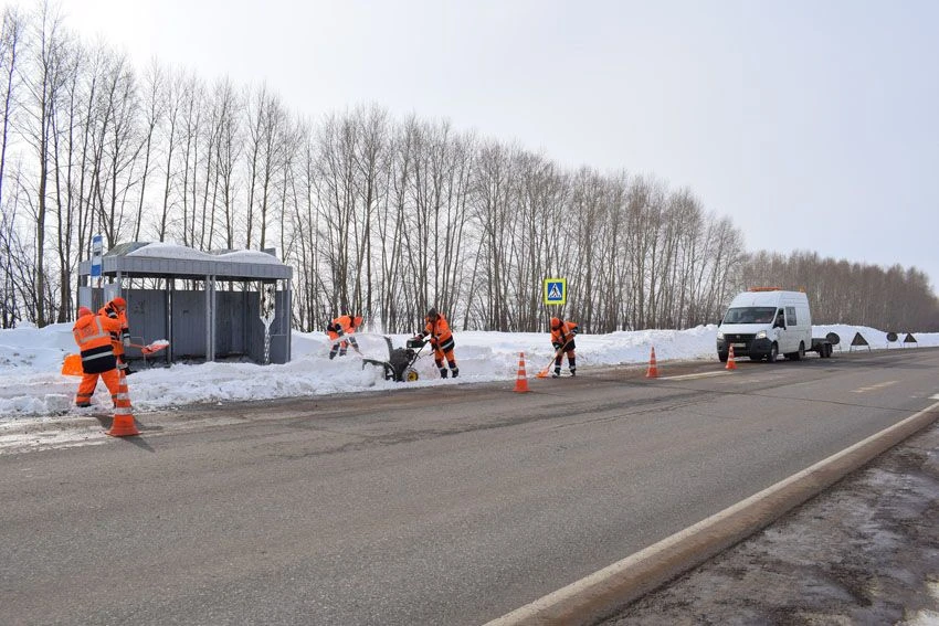 В Татарстане 350 единиц спецтехники чистят обочины и дороги от снега