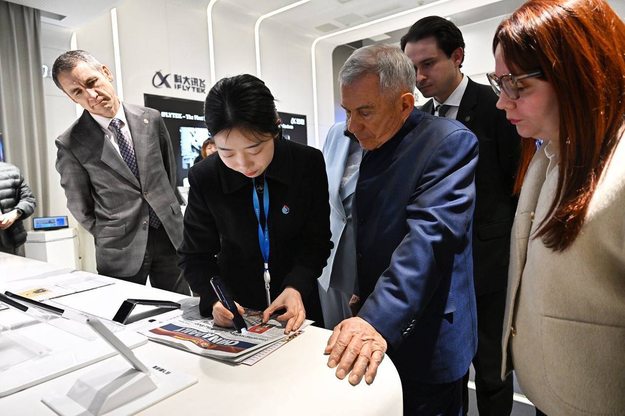 Рустаму Минниханову в Китае презентовали наушник-переводчик – видео