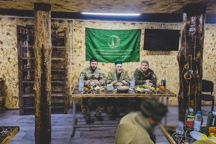 «В окопах не бывает атеистов»: как бойцы СВО из Татарстана держали уразу