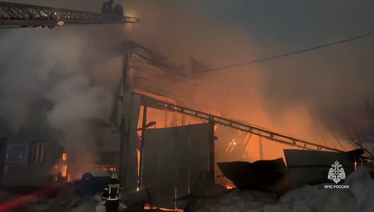 Казанские огнеборцы ночью потушили пожар на складе на улице Аделя Кутуя