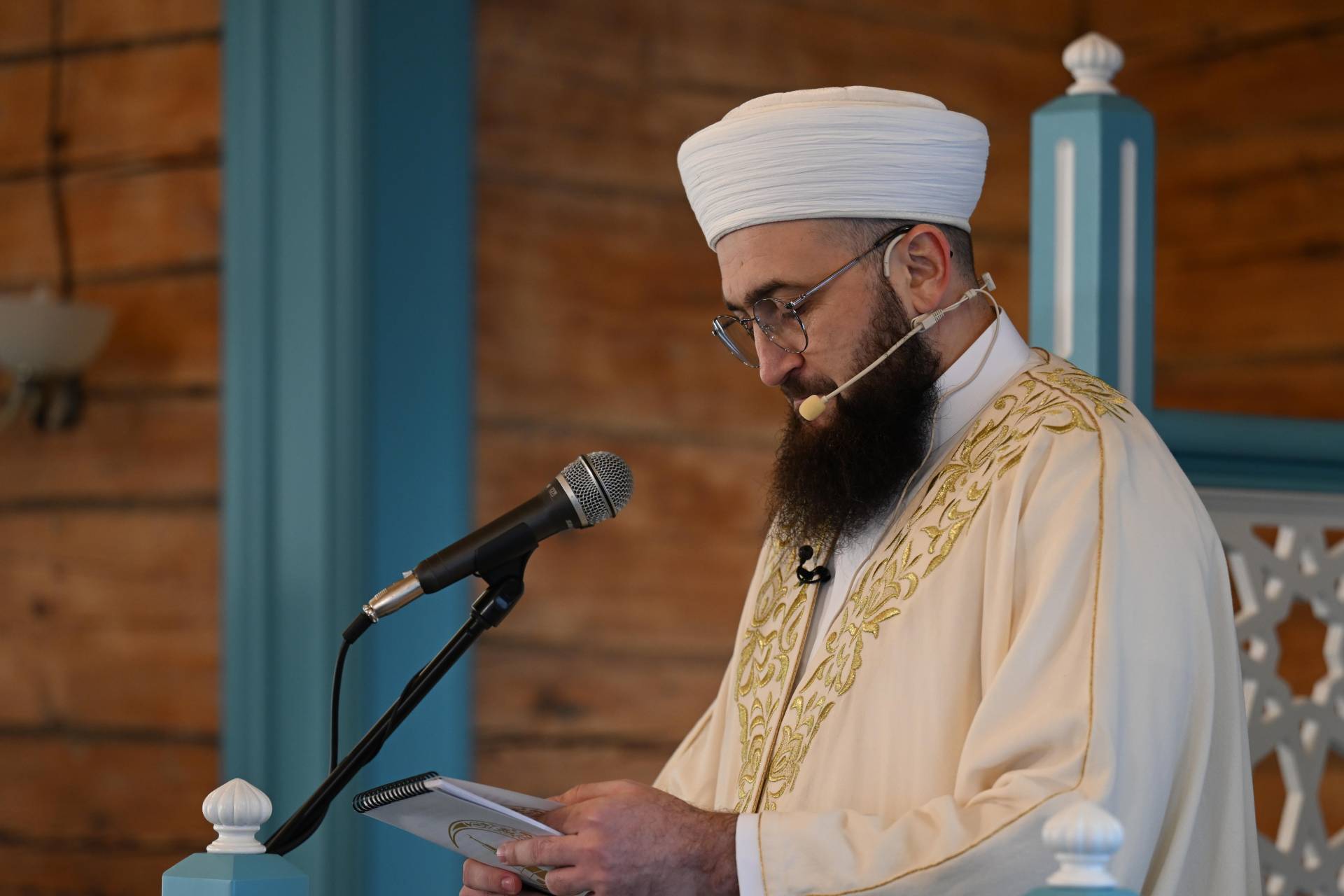 Минниханов встретил праздник Ураза-байрам в отреставрированной мечети в селе Айбаш