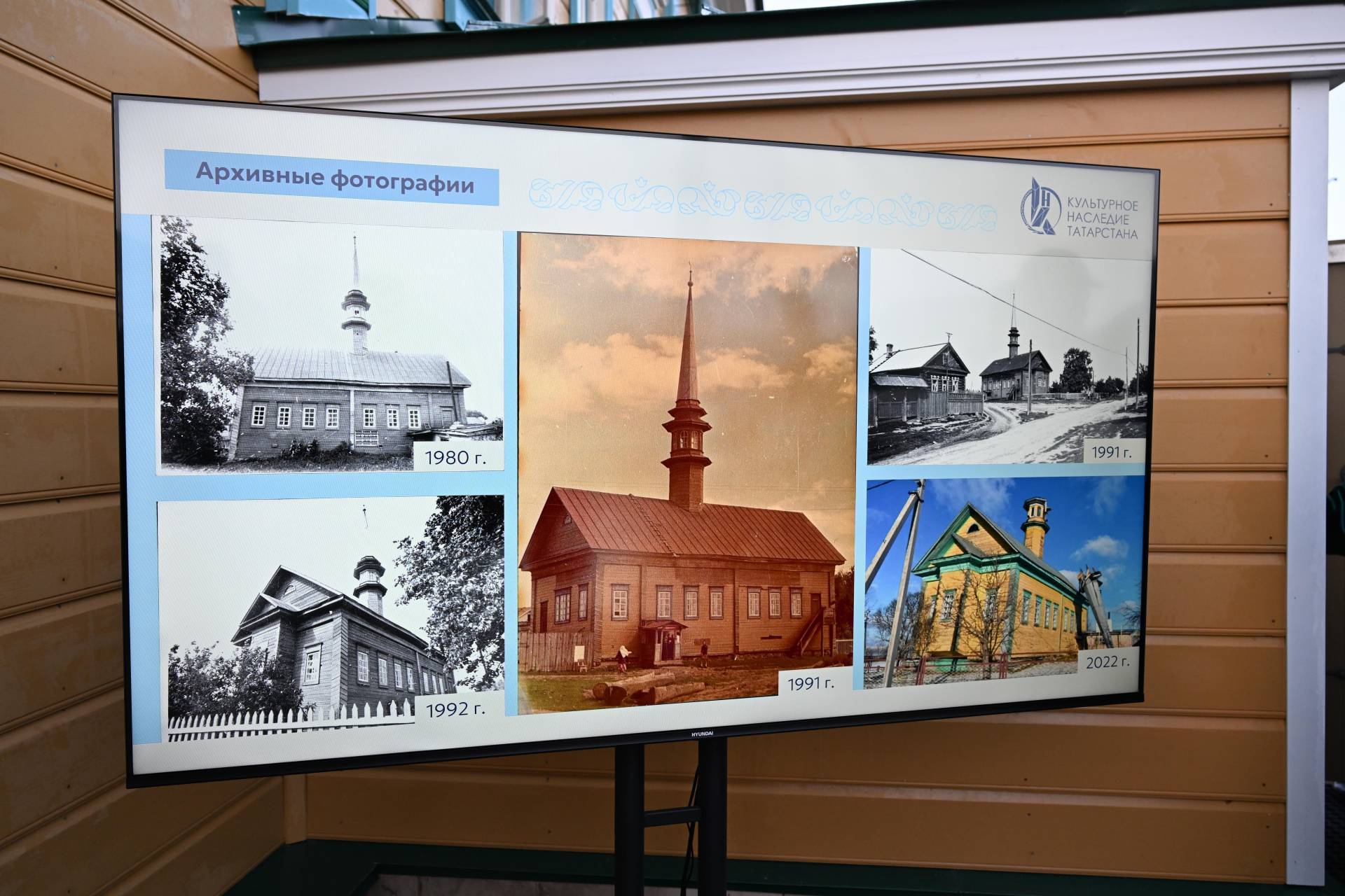 Минниханов встретил праздник Ураза-байрам в отреставрированной мечети в селе Айбаш