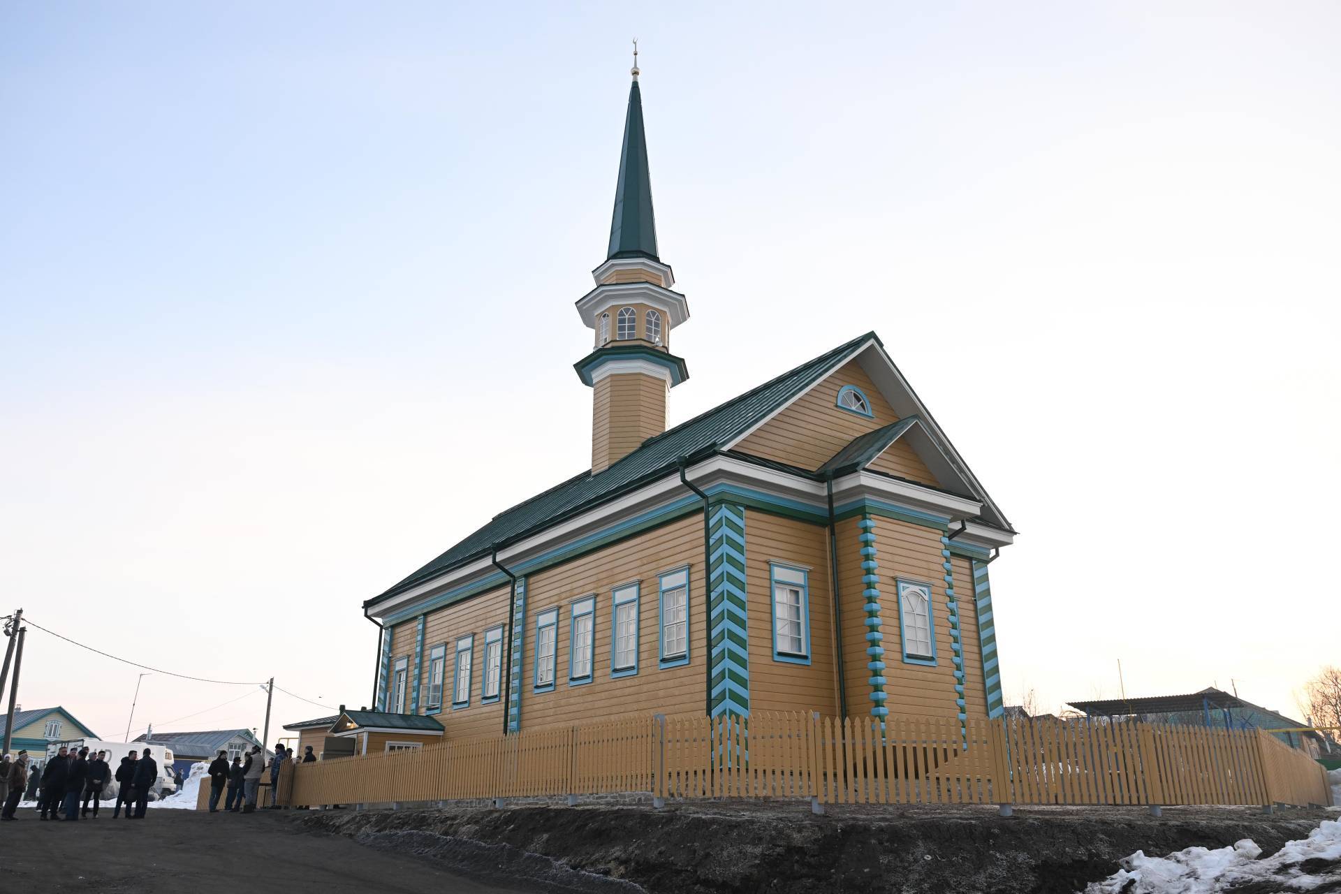 Минниханов встретил праздник Ураза-байрам в отреставрированной мечети в селе Айбаш