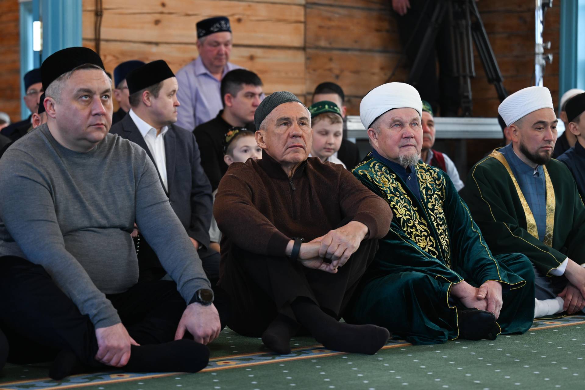 Минниханов встретил праздник Ураза-байрам в отреставрированной мечети в селе Айбаш