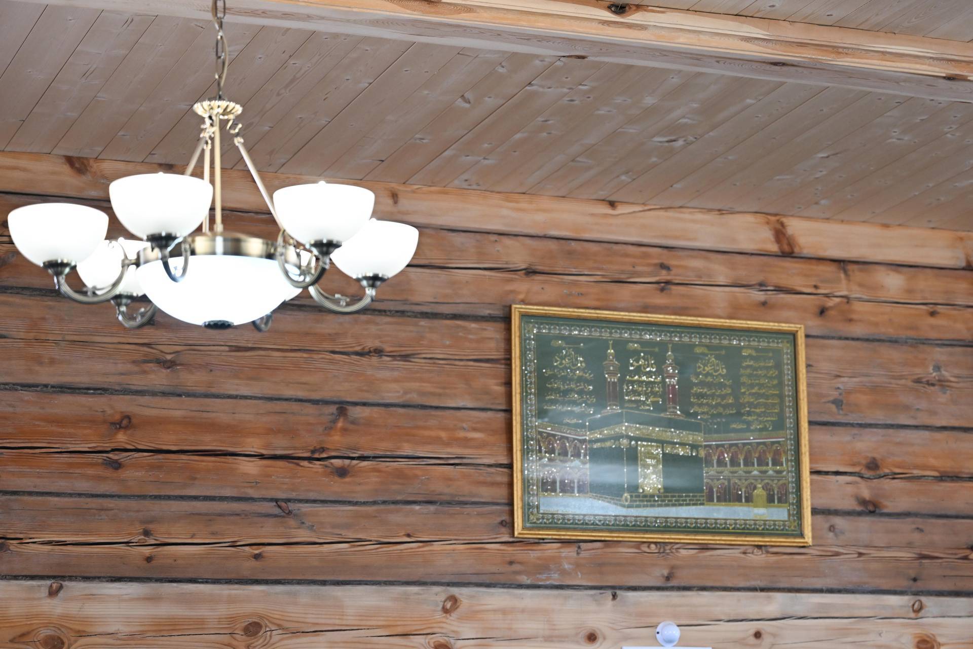 Минниханов встретил праздник Ураза-байрам в отреставрированной мечети в селе Айбаш